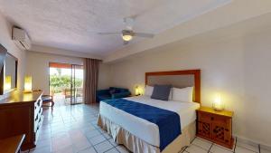 巴亚尔塔港Park Royal Homestay Los Tules Puerto Vallarta的一间酒店客房,一间设有一张床和一张书桌
