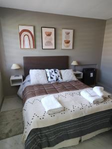 埃尔卡拉法特M&M DEPARTAMENTO的一间卧室配有一张大床和毛巾