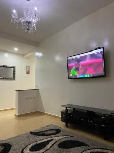 DerouaCasablanca Airport Appartement的客厅设有壁挂式平面电视。