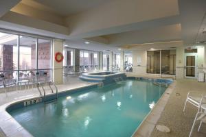 沃恩Courtyard by Marriott Toronto Vaughan的在酒店房间的一个大型游泳池