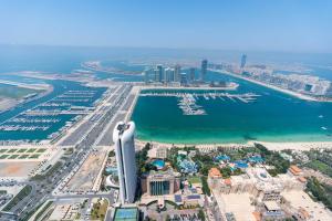 迪拜White Sage - Incredible Full Sea and Dubai Eye View in Marina的享有城市空中和码头的景色