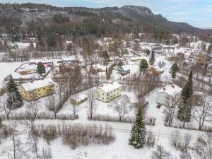 LjungaverkLjungaverk Stor Lägenhet Med Öppen Spis的雪中村庄的空中景观