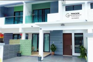 邦咯Pangkor Villa88 Double Storey 3min to Pasir Bogak Beach的建筑的外墙,带有棕色的门