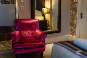 牛津伯灵顿之屋酒店的镜子间里的红色椅子