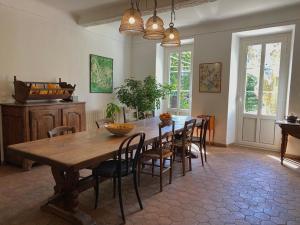 皮热泰涅尔Mas Bella Vida的一间带木桌和椅子的用餐室