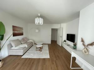 巴登-巴登Eckberg Apartment near City Centre & Nature的带沙发和电视的白色客厅