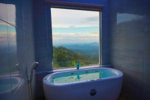 埃拉Ro Yo Rock Ella的带浴缸的浴室和美景窗户。