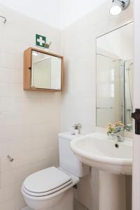 维拉摩拉Aldeia do Golfe - Private condominium by HD的白色的浴室设有卫生间和水槽。