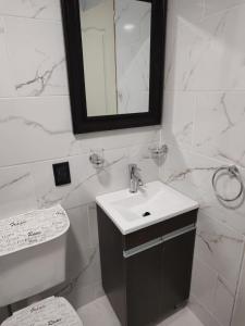 埃尔卡拉法特M&M DEPARTAMENTO的白色的浴室设有水槽和镜子