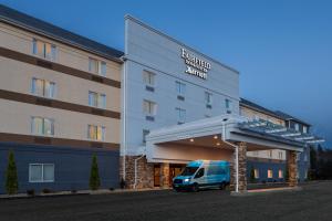 安卡斯维尔Fairfield by Marriott Inn & Suites Uncasville Mohegan Sun Area的停在酒店门前的一辆货车