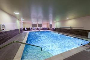 安卡斯维尔Fairfield by Marriott Inn & Suites Uncasville Mohegan Sun Area的在酒店房间的一个大型游泳池
