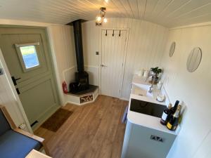 康威Shepherds Hut, Conwy Valley的一间带水槽和炉灶的小厨房