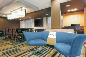圣安东尼奥圣安东尼奥机场/北极星购物中心费尔菲尔德万豪套房酒店的一间设有蓝色椅子和桌子的等候室