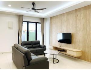 邦咯Pangkor Villa88 Double Storey 3min to Pasir Bogak Beach的带沙发和电视的客厅