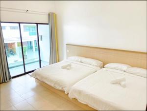 邦咯Pangkor Villa88 Double Storey 3min to Pasir Bogak Beach的带大窗户的客房内的两张床