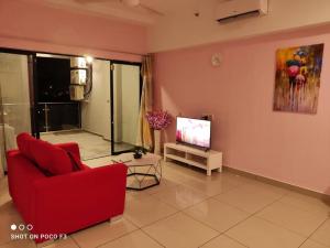 塞贝维HP402- Two Bedroom Apartment- Wifi- Netflix- Parking- Cyberjaya -New, 3061的客厅配有红色沙发和电视