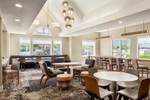 帕姆代尔Residence Inn by Marriott Palmdale Lancaster的一间设有桌椅和窗户的等候室