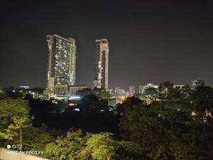 塞贝维HP402- Two Bedroom Apartment- Wifi- Netflix- Parking- Cyberjaya -New, 3061的城市天际线,有两座高楼