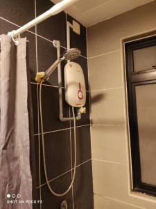 塞贝维HP402- Two Bedroom Apartment- Wifi- Netflix- Parking- Cyberjaya -New, 3061的浴室的墙上设有淋浴头