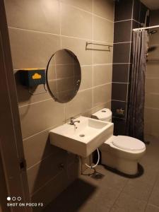 塞贝维HP402- Two Bedroom Apartment- Wifi- Netflix- Parking- Cyberjaya -New, 3061的一间带水槽、卫生间和镜子的浴室