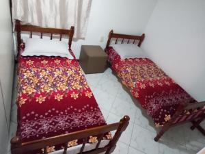 维拉维尔哈Hostel Da Penha的两张睡床彼此相邻,位于一个房间里