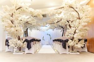 赫尔拉萨特酒店的婚礼过道,带白色花卉和椅子