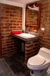 里奥班巴Comunidad La Moya, Calpi的浴室配有白色卫生间和盥洗盆。