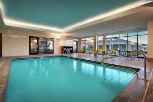 普罗沃万豪普罗沃春季山丘套房酒店的一座蓝色海水的大型游泳池