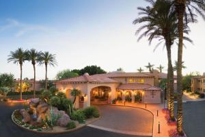 斯科茨Sheraton Desert Oasis Villas, Scottsdale的前面有棕榈树的房子