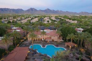 斯科茨Sheraton Desert Oasis Villas, Scottsdale的享有度假村的空中景致,设有游泳池和棕榈树