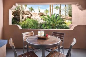 斯科茨Sheraton Desert Oasis Villas, Scottsdale的享有美景的带桌椅的用餐室