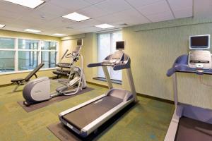 兰霍恩万豪费城兰霍恩斯普林希尔套房酒店的健身房设有健身器材和两部手机