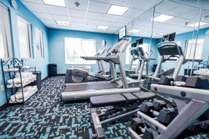 梅德福Fairfield by Marriott Medford Long Island的健身房设有有氧器材和蓝色的墙壁