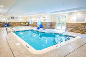 梅德福Fairfield by Marriott Medford Long Island的游泳池,位于酒店带游泳池的客房