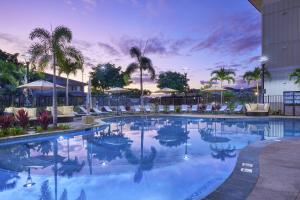 卡波雷Residence Inn by Marriott Oahu Kapolei的度假村内带椅子和棕榈树的游泳池
