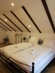 伊洛克Kuća za odmor Kustura的阁楼上的卧室配有一张大床