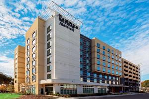 萨凡纳Fairfield Inn & Suites by Marriott Savannah Midtown的阴天 ⁇ 染酒店大楼