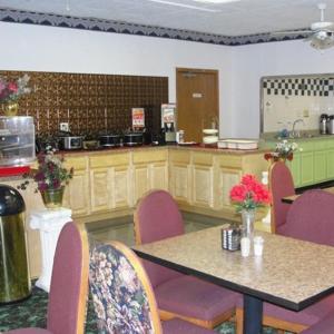 阿尔科Royal Inn的配有桌椅和厨房的房间