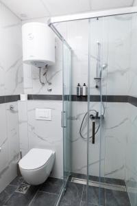 苏博蒂察Garni Hotel IMPERIUM Subotica的一间带卫生间和玻璃淋浴间的浴室