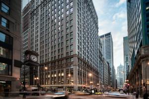芝加哥芝加哥市中心/循环原住客栈的一座高大的建筑,上面有时钟