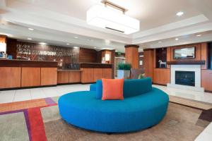 埃尔森特罗菲尔福德旅馆&埃尔森特罗套房酒店的客厅设有蓝色的沙发和壁炉
