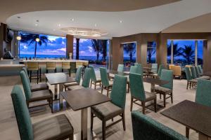 帕诺滩佛特劳德帕诺海滩/海滨原住客栈的一间带桌椅的餐厅和一间酒吧