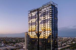 墨尔本AC Hotel by Marriott Melbourne Southbank的灯光照亮高楼的一种 ⁇ 染