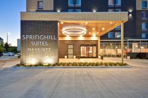 布鲁艾施SpringHill Suites by Marriott Cincinnati Blue Ash的带有标志的建筑,上面有读奇异的马里奥特套房的标志
