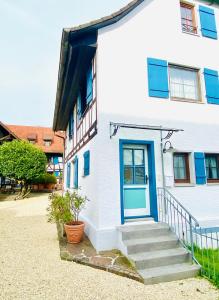 马克多夫Barbarahof的白色的房子,有蓝色的门和楼梯