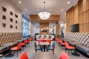 盐湖城TownePlace Suites by Marriott Salt Lake City Downtown的一间带桌椅和电视的餐厅
