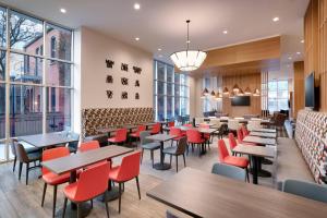 盐湖城TownePlace Suites by Marriott Salt Lake City Downtown的餐厅设有木桌和红色椅子
