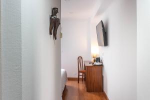 圣若昂达马德拉A. S.圣若昂-马德拉酒店的走廊上设有1间带书桌和电视的客房