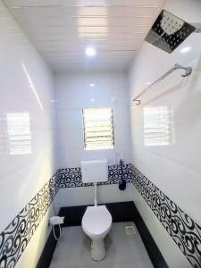 VeshviSukhakarta Holiday Home的一间位于客房内的白色卫生间的浴室
