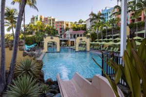 Estate Thomas法国人湾万豪酒店的棕榈树和建筑度假村的游泳池